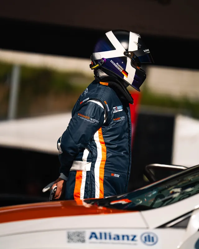 Maximilian Kochendörfer im Helm am Rennwagen mit Allianz-Logo