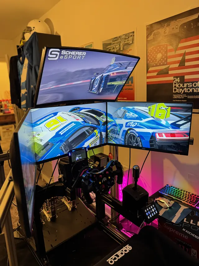 Maximilians Simracing-Rig mit drei Monitoren, Lenkrad und Sparco-Sitz